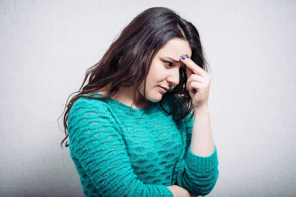 Mujer Encantadora Sobre Fondo Gris — Foto de Stock