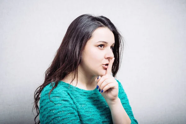 Vacker Kvinna Frågar Tyst Och Håller Fingret Munnen — Stockfoto