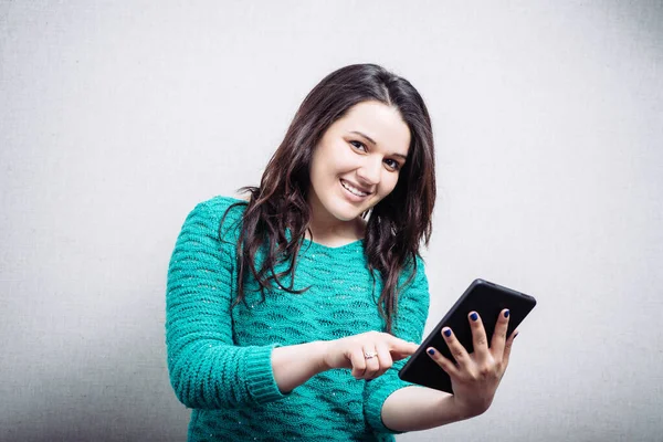 Güzel Kadını Pad Tablet Ekrana Dokunuyor — Stok fotoğraf