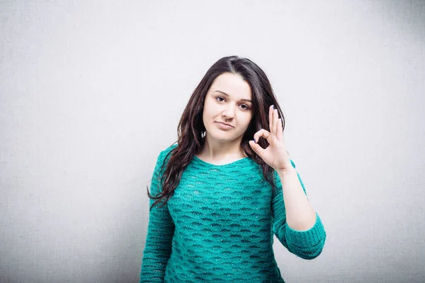 Glückliche Schöne Mädchen Zeigt Daumen Nach Oben Symbol Durch Zwei — Stockfoto