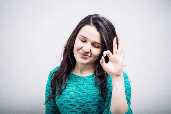 Joyeux Belle Fille Montrant Pouce Symbole Par Deux Mains — Photo