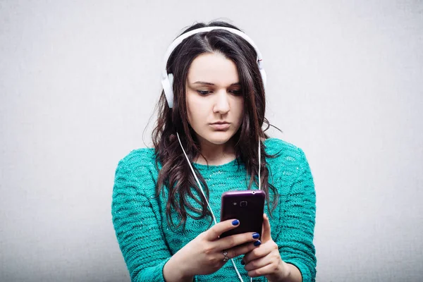 Девушка Слушает Музыку Наушниках Телефоном — стоковое фото