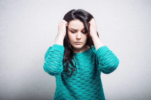 Mujer Encantadora Sobre Fondo Gris — Foto de Stock