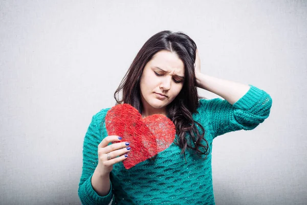 Niña Sosteniendo Corazón Juguete —  Fotos de Stock