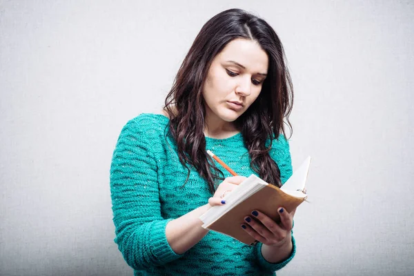 Mädchen Schreibt Ein Notizbuch — Stockfoto