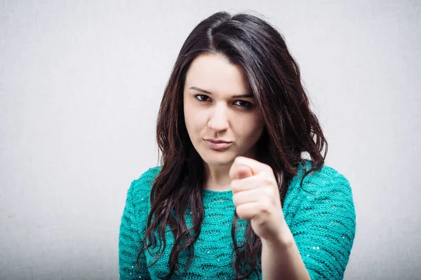 Mooie Vrouw Een Grijze Achtergrond — Stockfoto