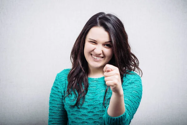 Mooie Vrouw Een Grijze Achtergrond — Stockfoto