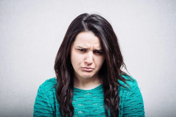 Brünettes Mädchen Ist Auf Weißem Hintergrund Beleidigt — Stockfoto