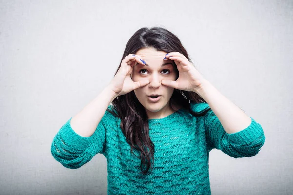 Bonito Menina Fazendo Binóculos — Fotografia de Stock