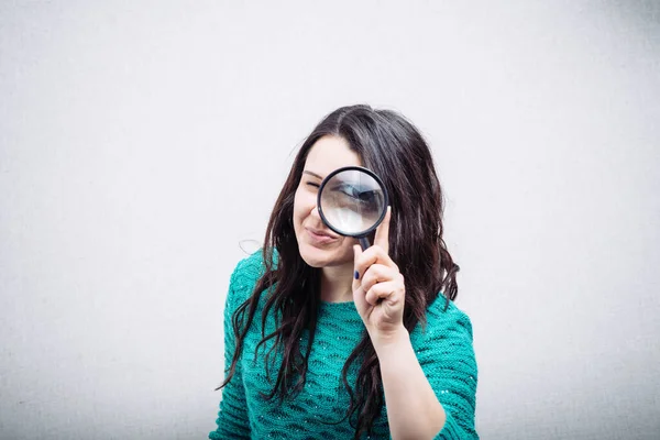 Mooie Vrouw Die Door Een Vergrootglas Kijkt — Stockfoto