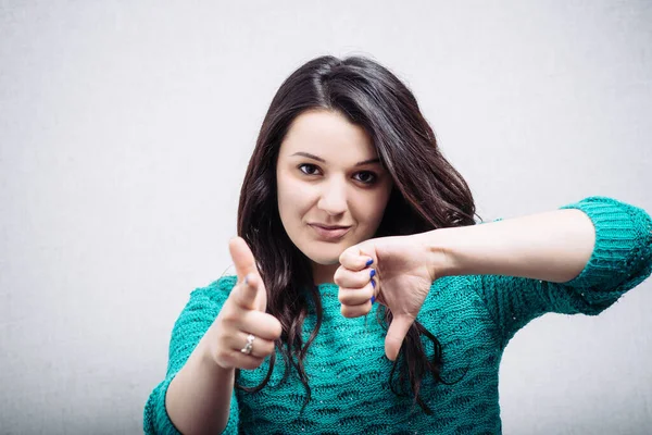 Ragazza Spara Dito Punta Verso Basso — Foto Stock