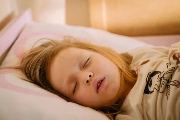 Dziewczynka Śpi Łóżku Piżamie — Zdjęcie stockowe
