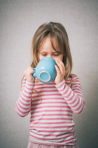 Маленькая Девочка Пьет Молоко Стеклянная Кружка Кофе Чай Горячий Напиток — стоковое фото