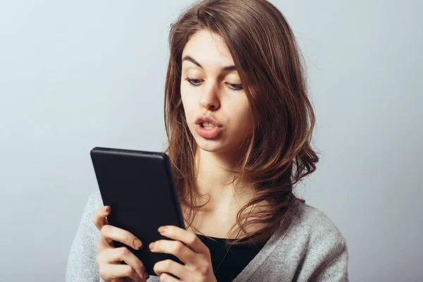 Mladá Žena Pomocí Digitálního Tabletu Počítače — Stock fotografie