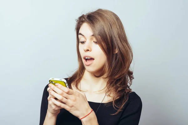 Смешная Милая Брюнетка Девушка Набирает Смс Мобильный Телефон — стоковое фото