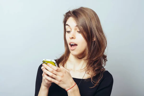 Смешная Милая Брюнетка Девушка Набирает Смс Мобильный Телефон — стоковое фото