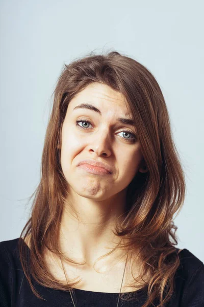 Lustige Nette Brünette Mädchen Verärgert Und Beleidigt — Stockfoto