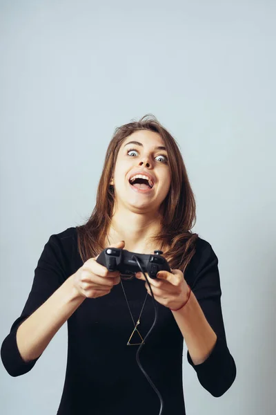 Grappig Schattig Brunette Meisje Emotioneel Speelt Een Video Game Console — Stockfoto