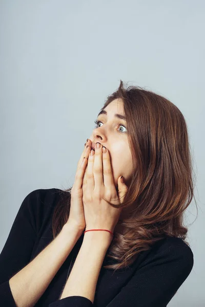 Niedliche Brünette Mädchen Bedeckt Ihren Mund Mit Ihren Händen Angst — Stockfoto