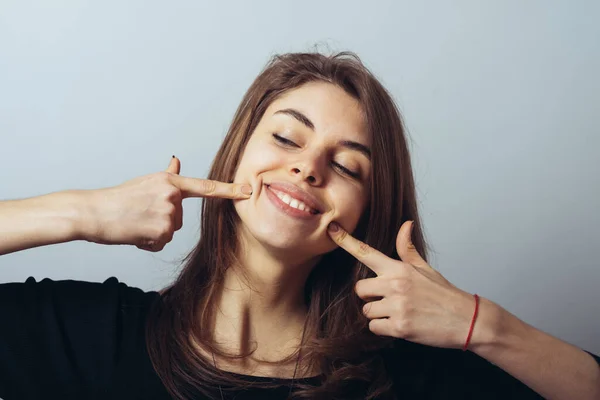 Feliz Linda Chica Morena Señala Dedo Los Dientes — Foto de Stock