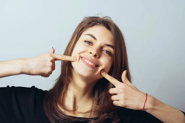 Feliz Linda Chica Morena Señala Dedo Los Dientes — Foto de Stock