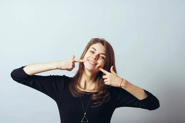 Menina Morena Bonito Feliz Aponta Dedo Para Dentes — Fotografia de Stock