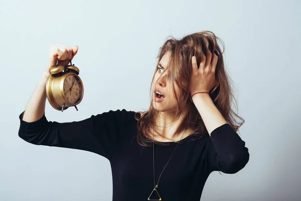 Nettes Brünettes Mädchen Schlief Mit Grauen Blicke Auf Einen Wecker — Stockfoto