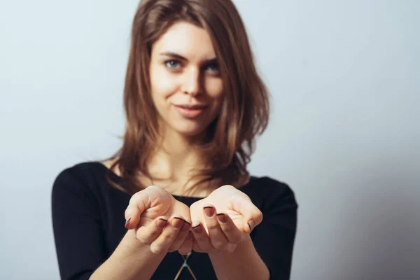 Chica Sosteniendo Algo Invisible — Foto de Stock