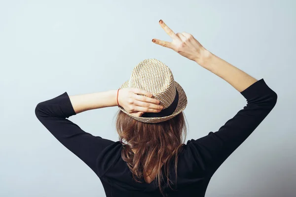 Ragazza Con Cappello Girato Indietro — Foto Stock