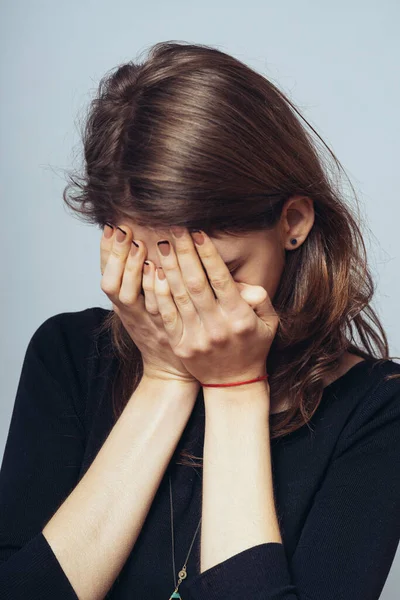 Mädchen Porträt Auf Grauem Hintergrund — Stockfoto