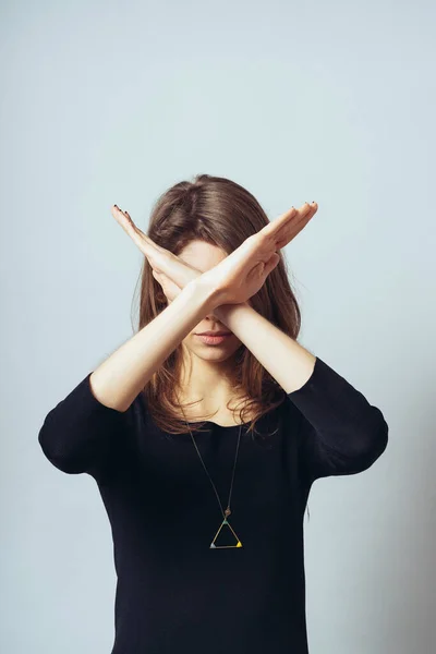 Chica Retrato Sobre Fondo Gris — Foto de Stock