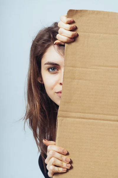 Lány Néz Mögül Egy Karton Papír — Stock Fotó
