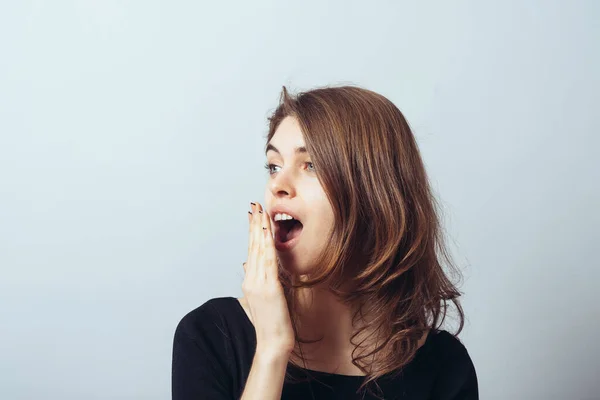 Chica Retrato Sobre Fondo Gris — Foto de Stock