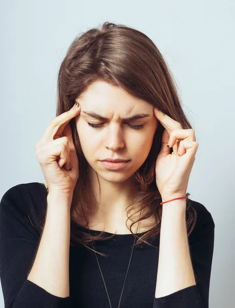 Mujer Joven Sobre Fondo Gris — Foto de Stock