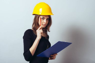 İnşaat kaskındaki güzel genç kız.