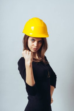 İnşaat kasklı kız.
