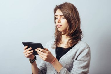 Dijital tablet bilgisayar kullanan genç kadın
