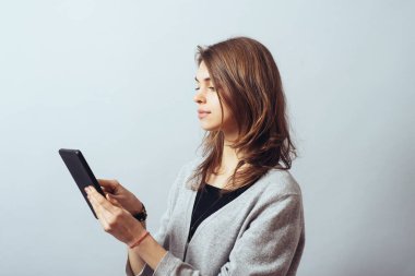 Dijital tablet bilgisayar kullanan genç kadın