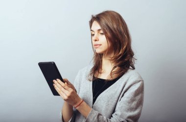 Dijital tablet bilgisayar kullanan genç kadın