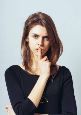 Genç kadın işaret parmağını ağzına aldı ve yukarı baktı, hayatı yansıtıyor..