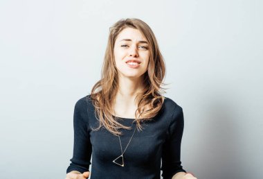 Kadın portresi konuşuyor, bağırıyor, iletişim kuruyor, sana bir şey anlatıyor.