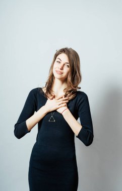 Göğsünde el ele tutuşan neşeli bir kadın.