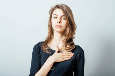 Göğsünde el ele tutuşan kadın.