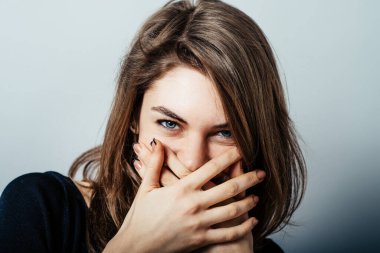 Genç bir kadın kaba şakalar yapıyor.