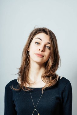 Arkadaşça gülümseyen genç kadın portresi stüdyosu