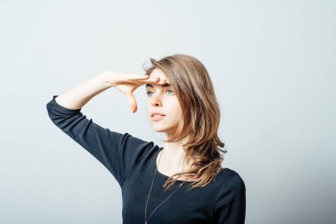 Uzağa bakan kadın.