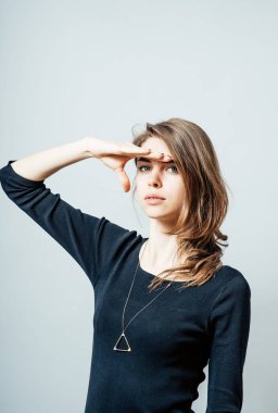 Uzağa bakan kadın.