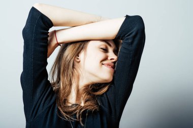 Bir kadın uyumak, esnemek ister. Gri arkaplan