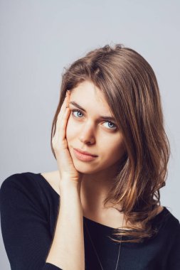 Gri arka planda depresif bir kız