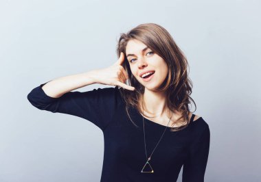 Kız, koluna sesleniyor.